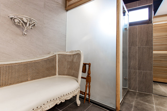 瑞億意象-R33豪華家庭房浴室座椅